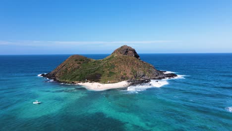 toma en órbita de la espectacular isla y playa moku nui, oahu, hawaii