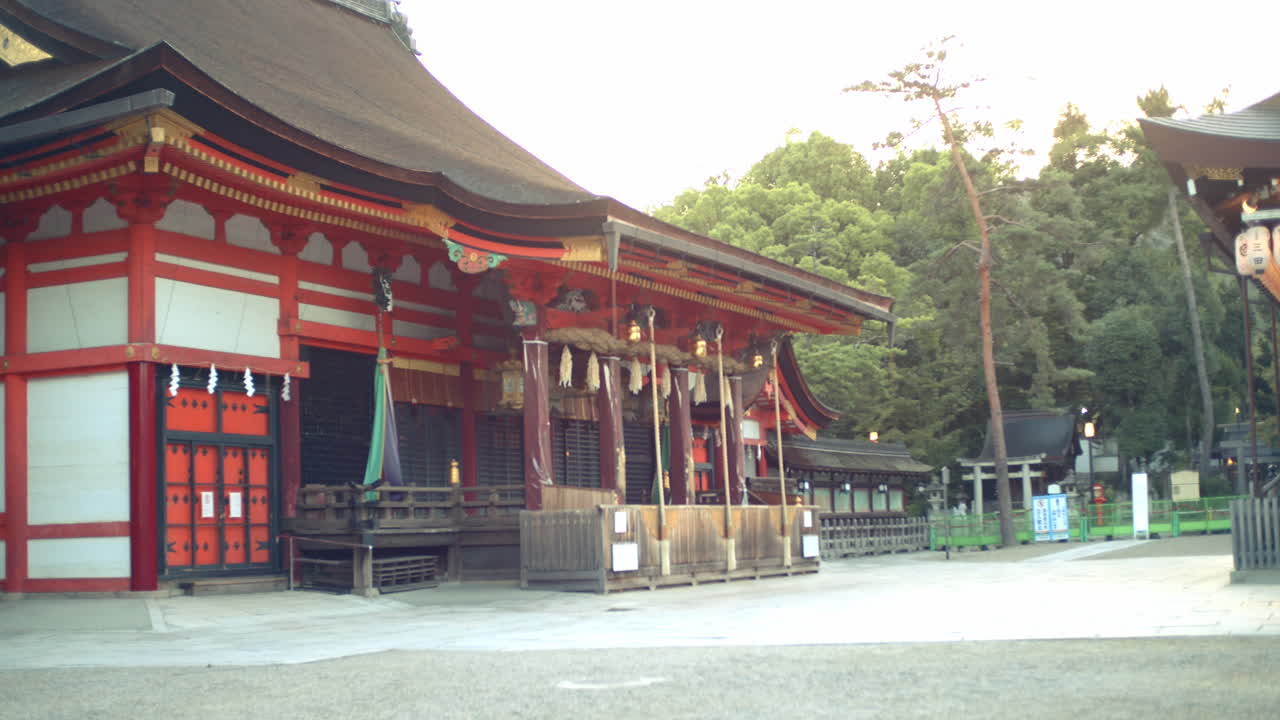 hermosa madrugada de un templo sin turistas en kyoto, japón iluminación suave