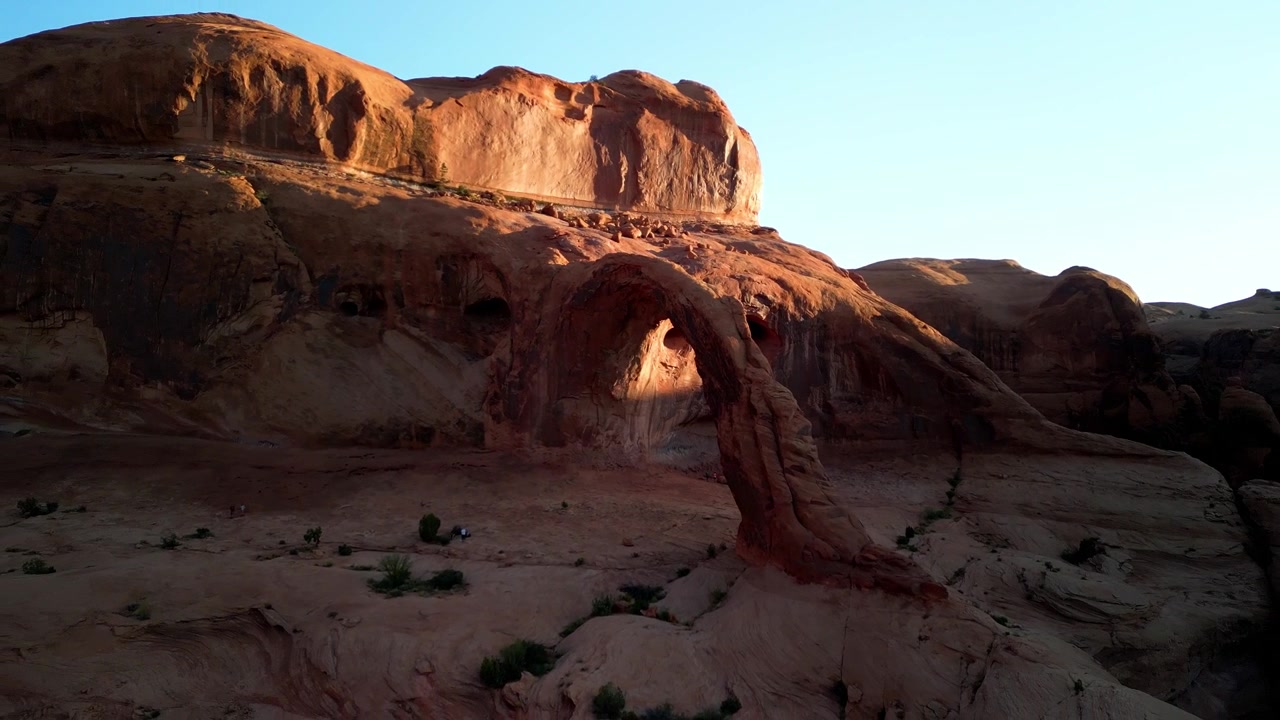 Filmato drone 4K che sorvola Moab, Utah, con l'iconico Arco Corona e il tortuoso fiume Colorado, catturando drammatici canyon di roccia rossa, paesaggi desertici e la bellezza panoramica del Sud-ovest