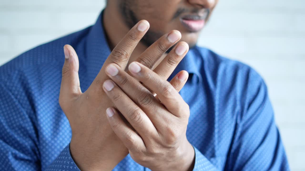Uomo che prova dolore alla mano