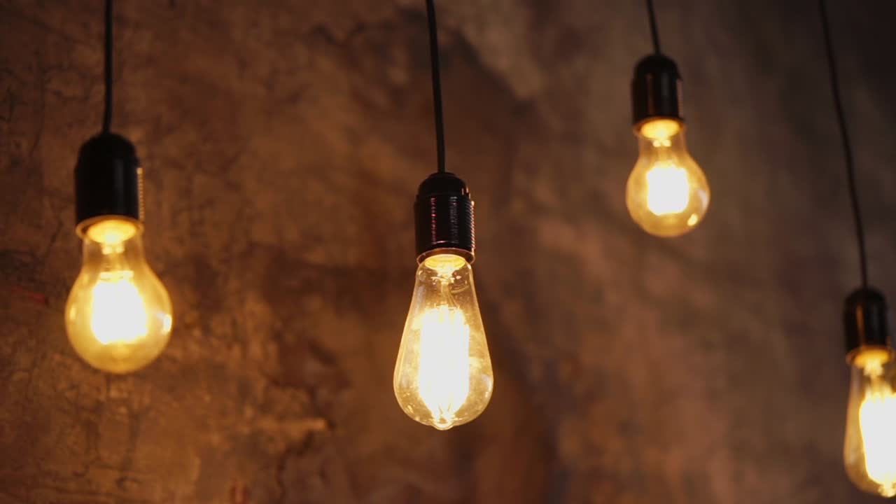 bombillas vintage de edison colgando en una pared rústica