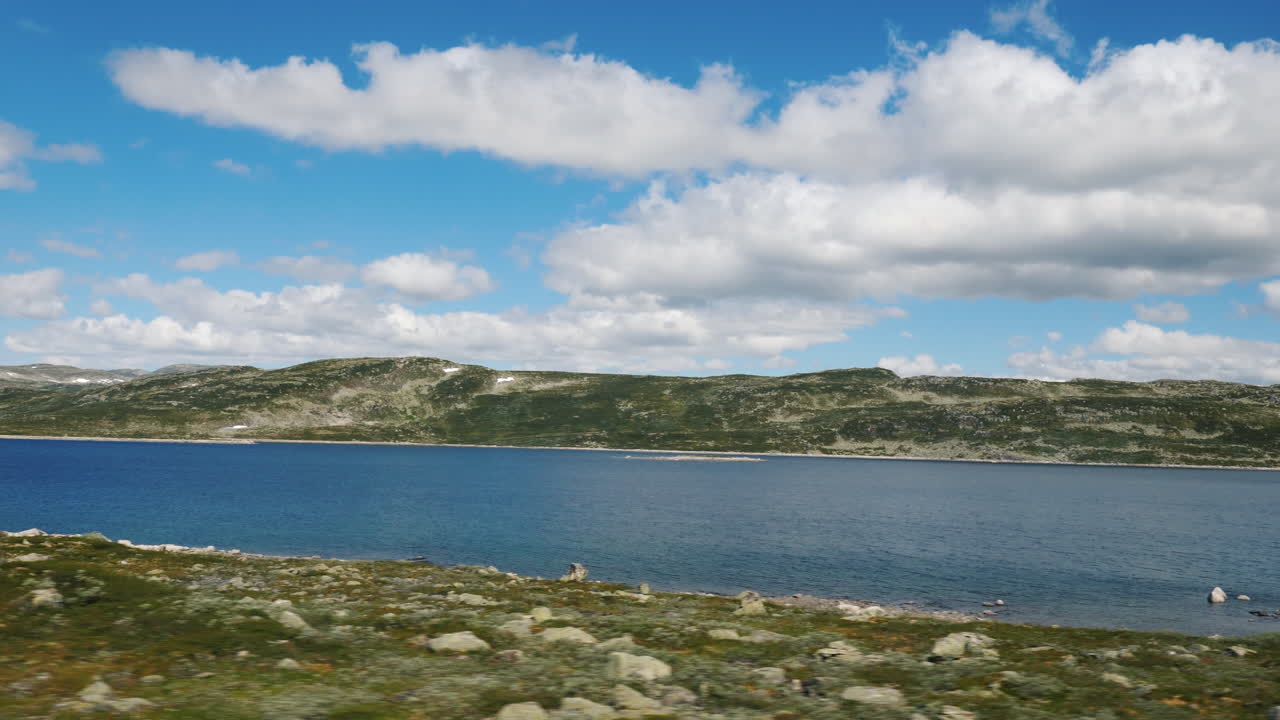 hermoso paisaje de la vista rural de noruega desde la ventana del autobús 4k video