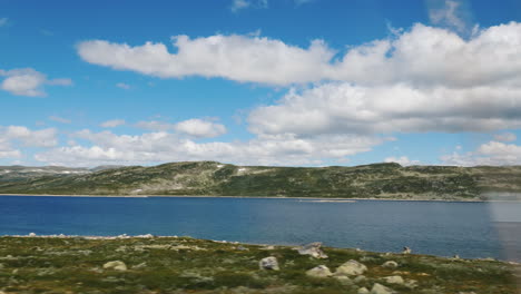 hermoso paisaje de la vista rural de noruega desde la ventana del autobús 4k video