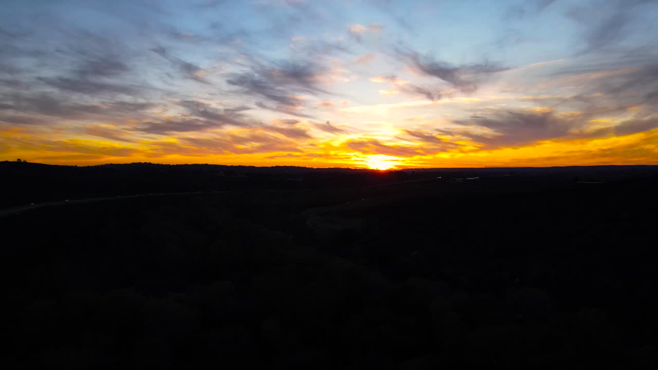Droneudsigt over solnedgang ved den historiske San Luis Rey Flod.