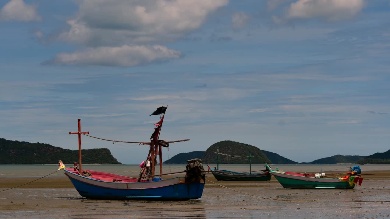 los barcos de pesca que amarran en la marea baja generalmente se ven como parte de un romántico paisaje marino provincial del parque nacional khao sam roi yot, prachuap khiri khan, en tailandia