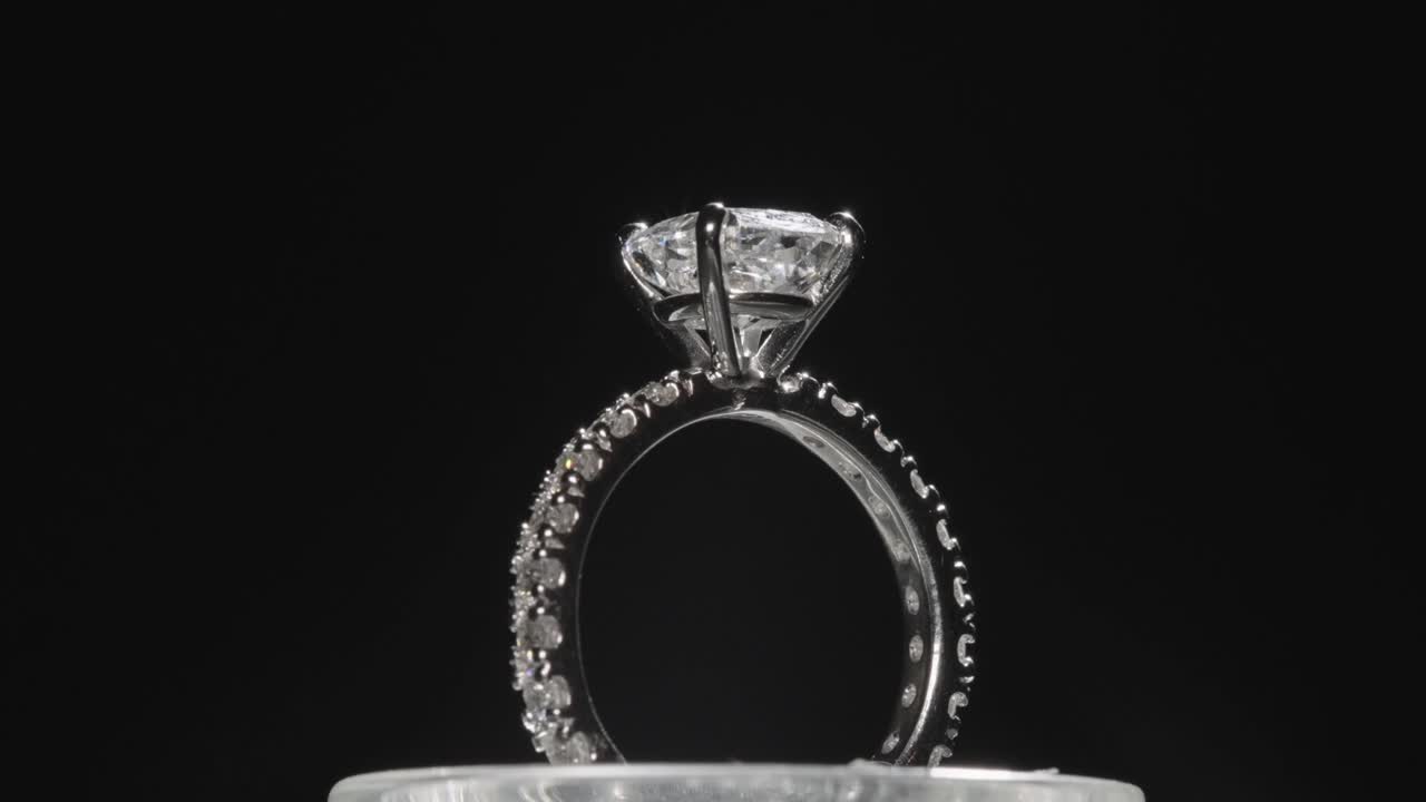 Vakker diamantforlovelsesring som roterer og reflekterer lys