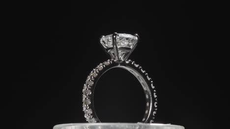 hermoso anillo de compromiso de diamantes que gira y refleja la luz