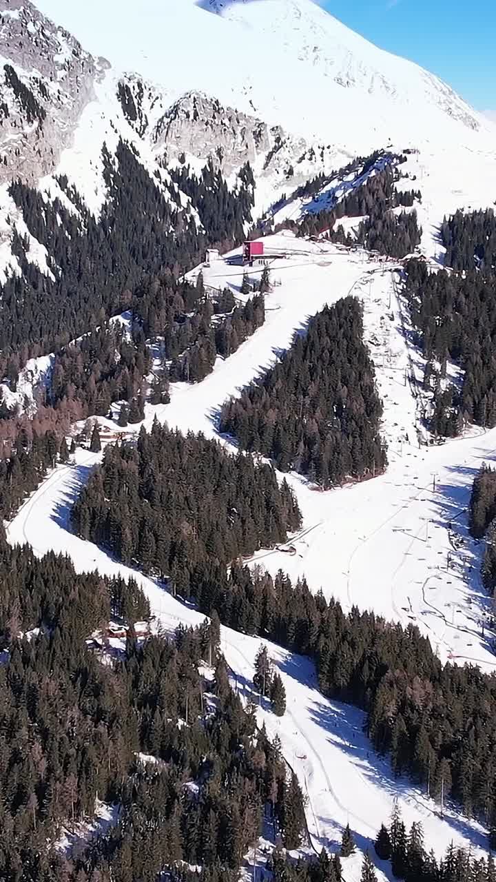 Snöiga berg och skidspår i de italienska Alperna under vintern