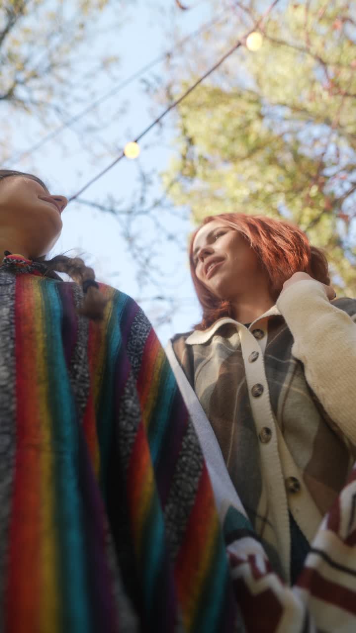 dos amigos disfrutando del día de otoño