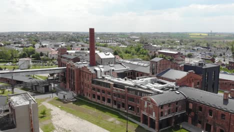 Luftaufnahme-Des-Hotels-Żnin-In-Der-Alten-Zuckerfabrik-In-Polen