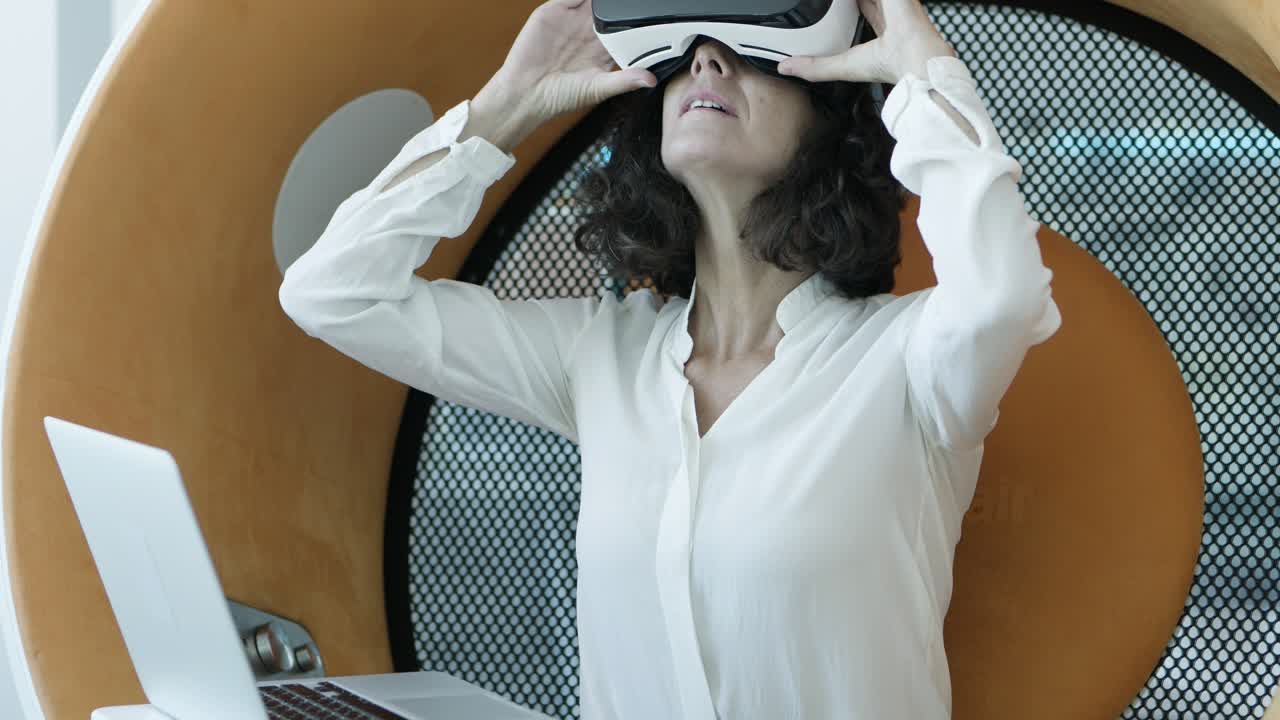 mujer usando computadora portátil y auriculares vr