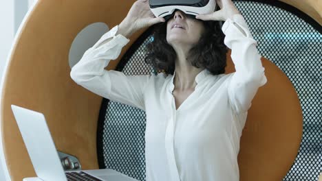 Mujer-Usando-Computadora-Portátil-Y-Auriculares-Vr