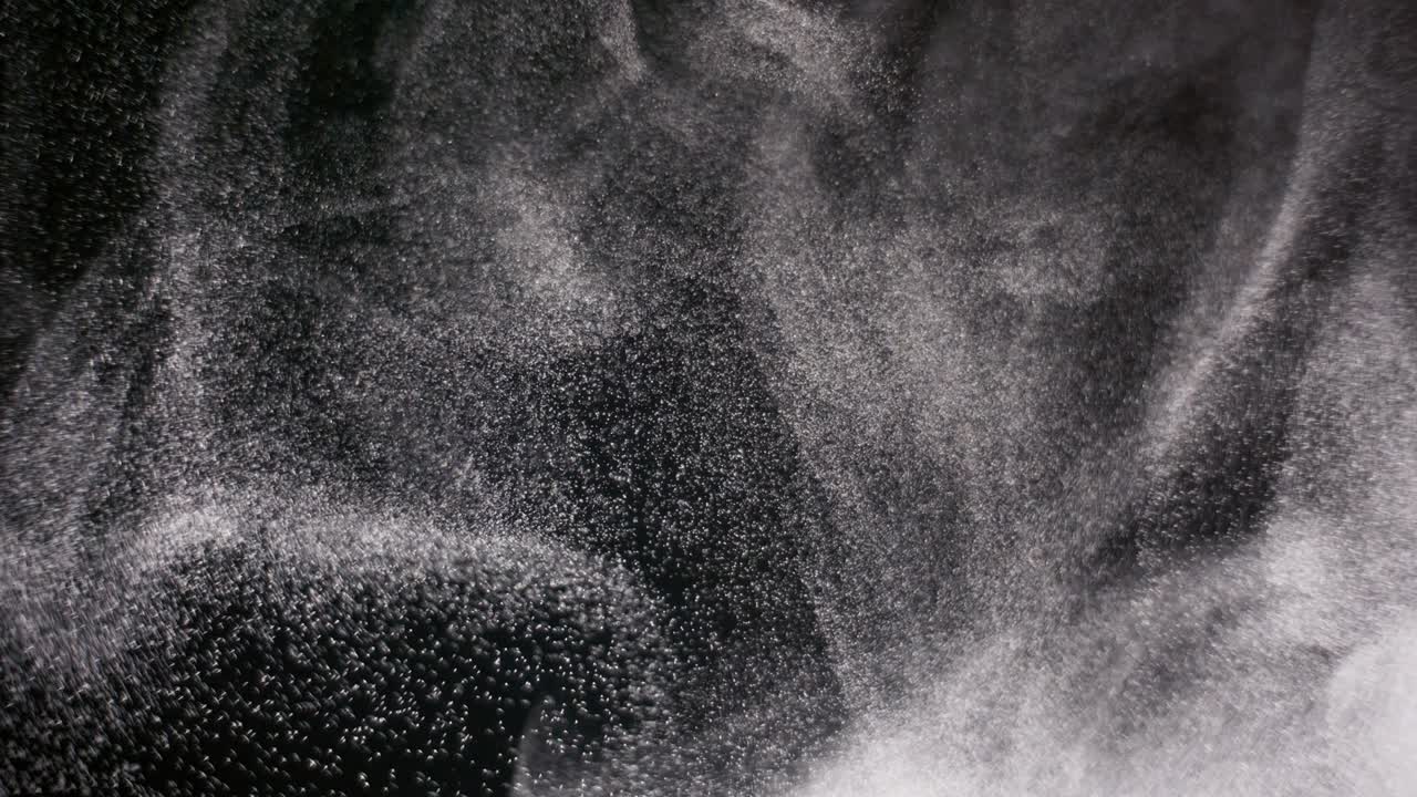 검은 바탕에 분리 된 파우더