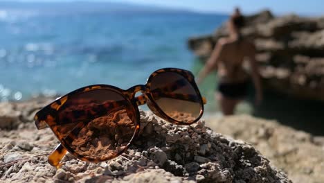 gafas de sol con vista al mar, mujer va a nadar, relajante estado de ánimo de vacaciones junto al mar