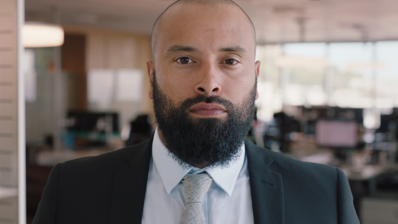 ritratto uomo d'affari serio manager in ufficio aziendale indossa suite attraente dirigente maschio con carriera di successo nella gestione aziendale professionista al lavoro