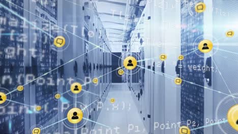 animación de la red de iconos digitales, puntos de luz y procesamiento de datos contra la sala de servidores de computadora