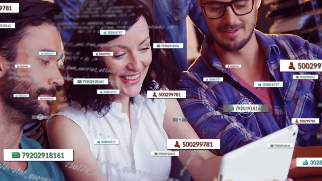 animación de iconos y números de redes sociales sobre colegas de negocios que usan computadoras portátiles
