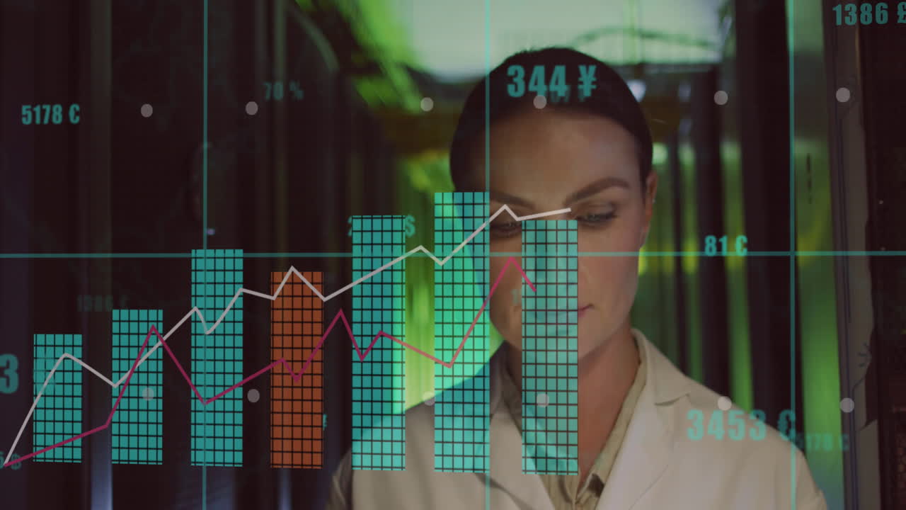 animación del procesamiento de datos sobre ingeniero femenino caucásico por servidores informáticos