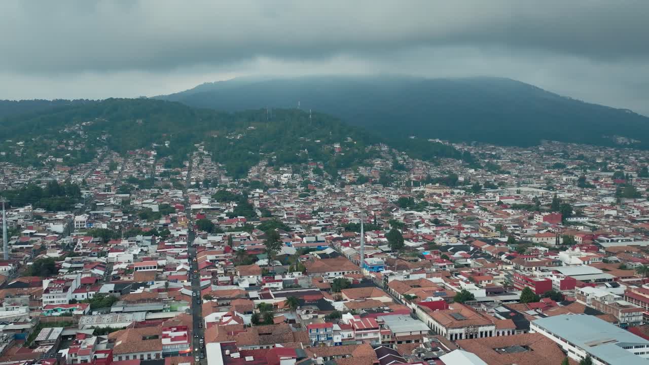 DRONE: carrellata laterale del centro di Uruapan in una giornata nuvolosa con la nuova funivia