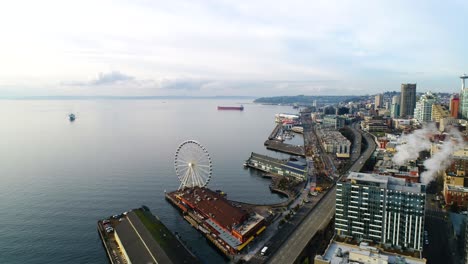 Breite-Luftaufnahme-Von-Seattles-Uferpromenade-Einschließlich-Des-Riesenrads