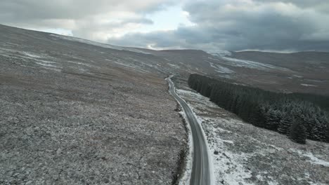 Montañas-De-Carretera-Y-Bosques-De-Coníferas-En-Una-Temporada-De-Invierno-Nublada-En-Wicklow,-Irlanda