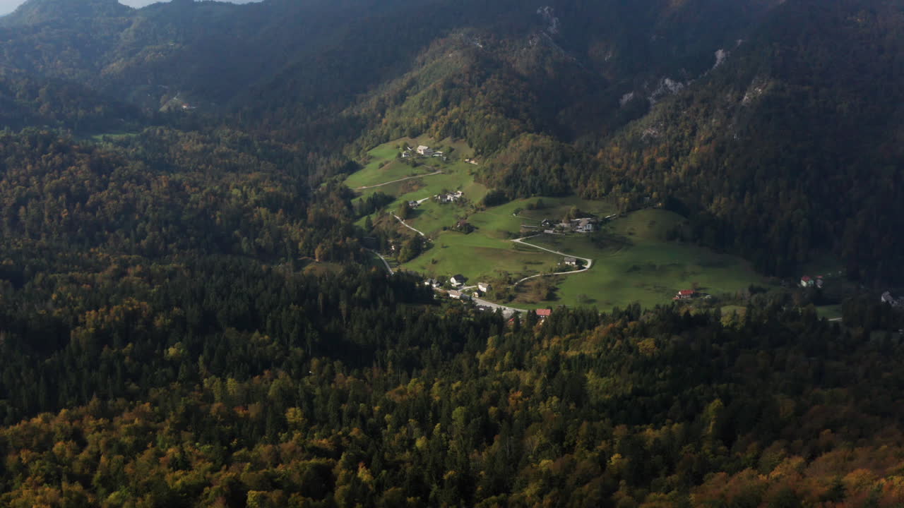vista panorámica sobre el denso paisaje montañoso del bosque otoñal en el campo de eslovenia