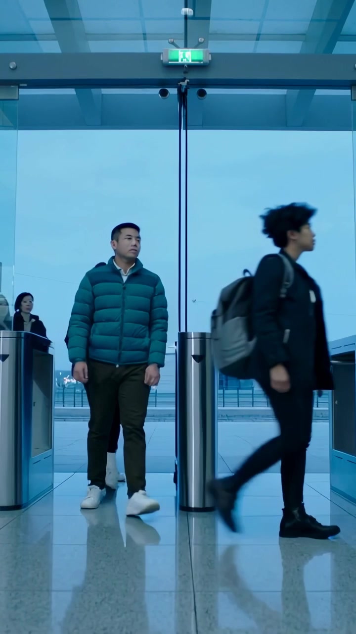 Vertical video: Passengers walking in coats at gate, doors opening, pulling bags to catch flight