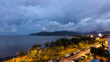 Tag-zu-Nacht-Zeitraffer-Des-Cairns-Esplanade-Verkehrs-Und-Heranrollender-Wolken