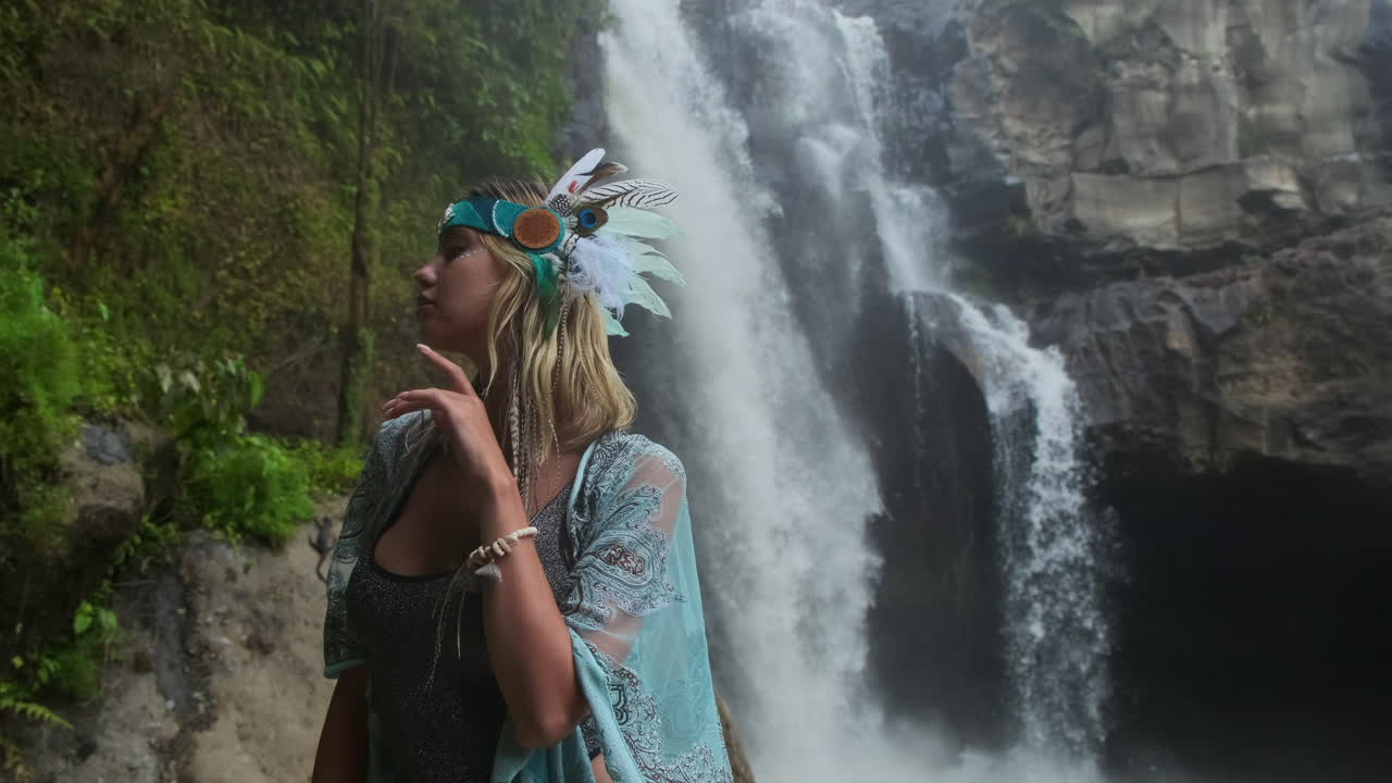 mujer con sombrero de estilo boho en una cascada