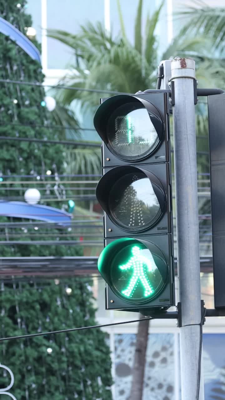 el semáforo cambia de rojo a verde para los peatones