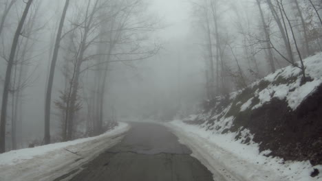 Un-Coche-Se-Mueve-A-Lo-Largo-De-Una-Carretera-De-Montaña