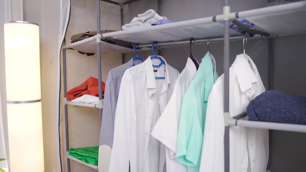 el hombre que toma la ropa del armario.