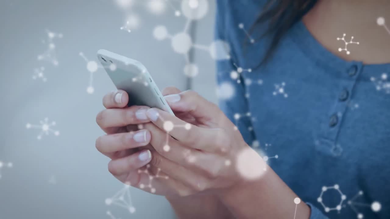 animación de moléculas sobre una mujer usando un teléfono inteligente