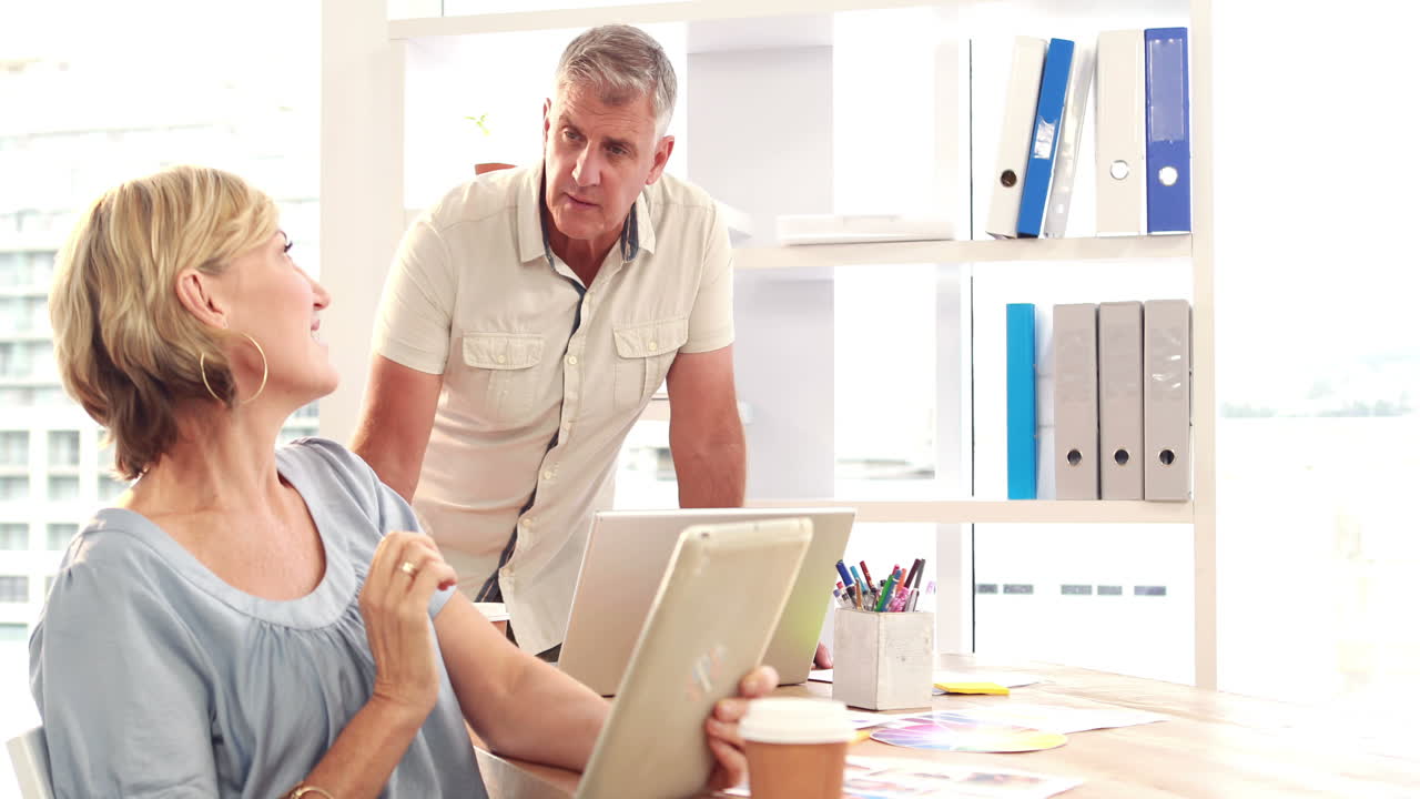 socios de negocios ocasionales mirando la tableta