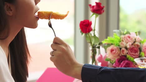 Happy-romantic-couple-eating-lunch-at-restaurant