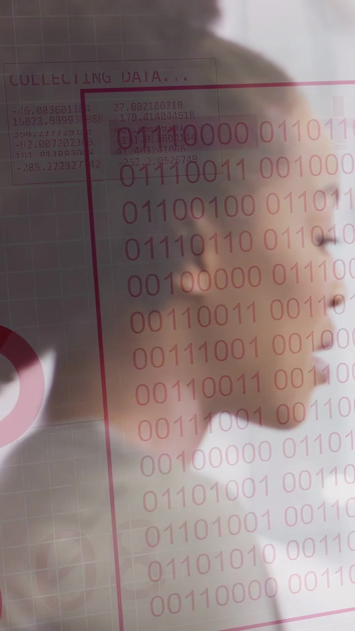 Verticale video: Vrouw spreekt terwijl een kaart schuift, de camera begint in te zoomen en bits werkinfo overlappen.