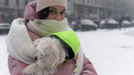 mujer con un perro en invierno
