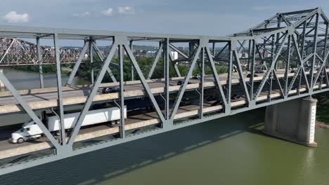 tráfico en el puente brent spence sobre el río ohio