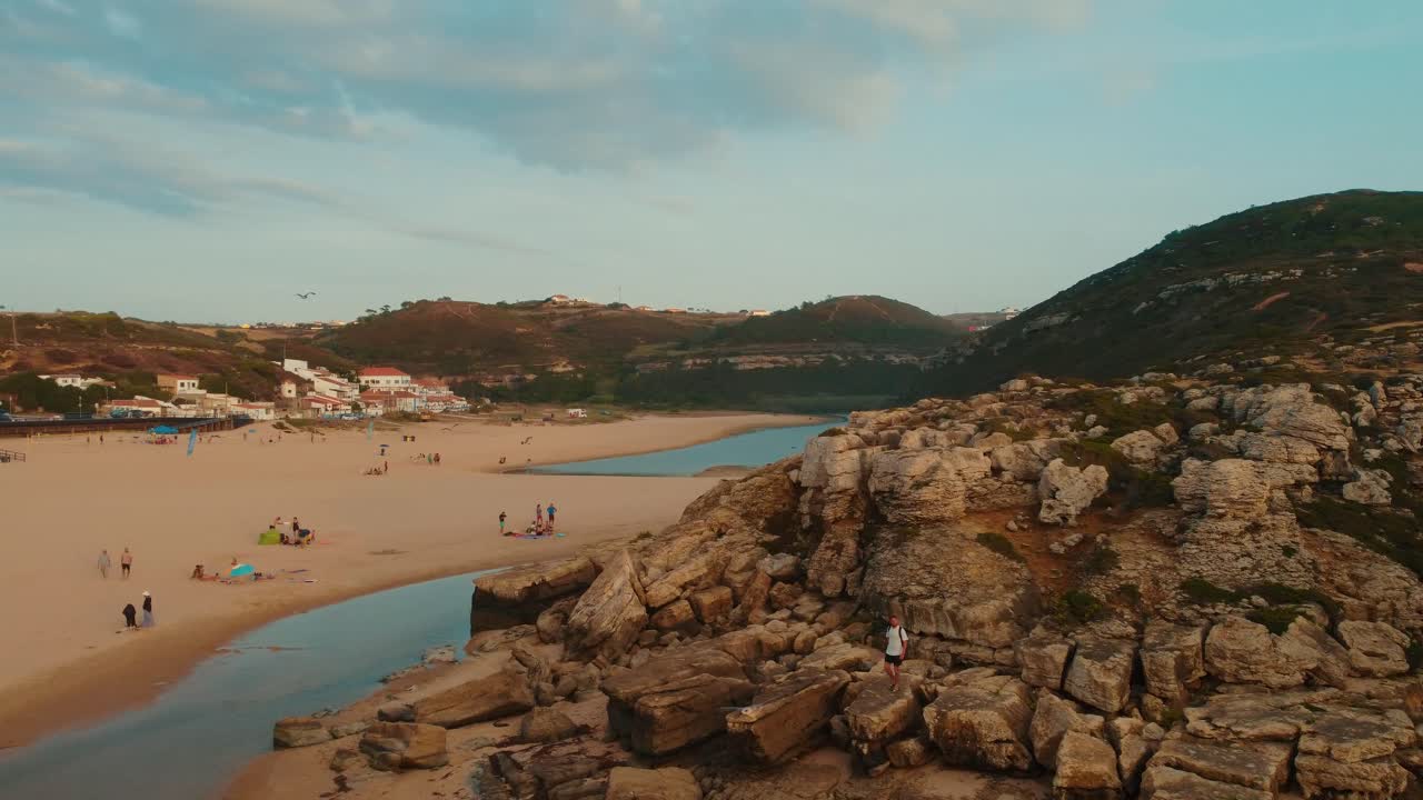 Pessoa Caminhando Sobre Um Cume Rochoso Rodeado Por Água na Foz do Lizandro, Portugal