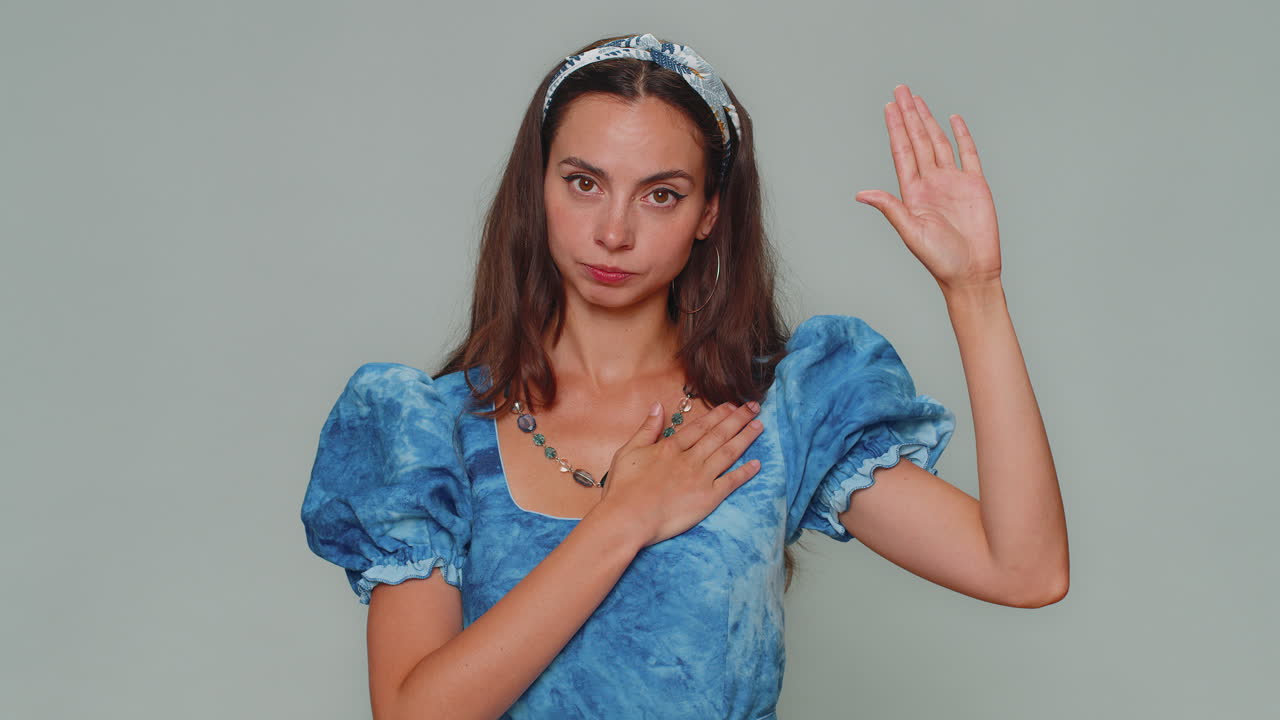 sincera responsable mujer bonita levantando la mano para hacer un juramento, prometiendo ser honesta y decir la verdad