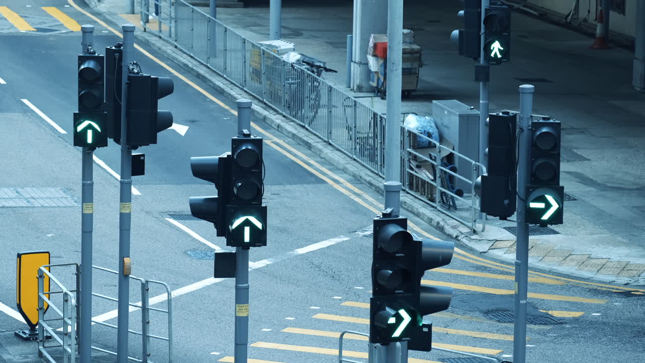 신호등이 빨간색에서 녹색으로 바뀝니다.