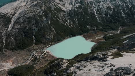 Luftaufnahme-Der-Laguna-Esmeralda-In-Ushuaia,-Provinz-Feuerland,-Argentinien---Drohnenaufnahme