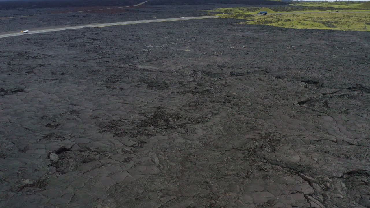 sobrevuelo aéreo campos de lava de roca negra volcánica hawaiana, drone 4k