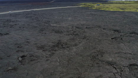 Luftüberflug-über-Hawaiianische-Lavafelder-Aus-Schwarzem-Vulkangestein,-4K-Drohne