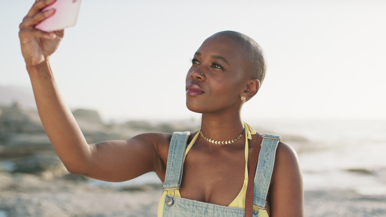 mulher negra, selfie e praia com um sorriso