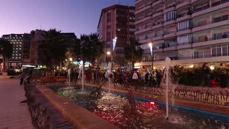 una fuente en el paseo marítimo de calpe alicante españa en una noche de invierno