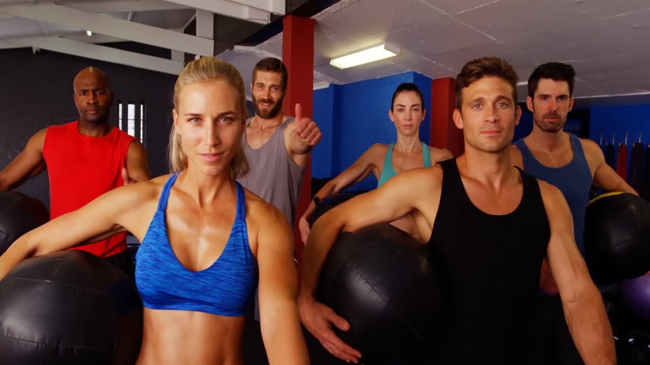 엄지 손가락 을 보여 주는 피트니스 사람 들 의 초상화