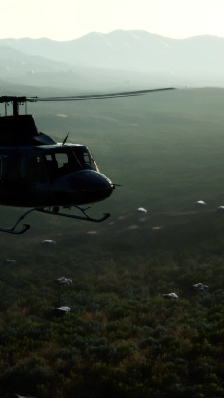 산악 지형 위 를 날아다니는 헬리터