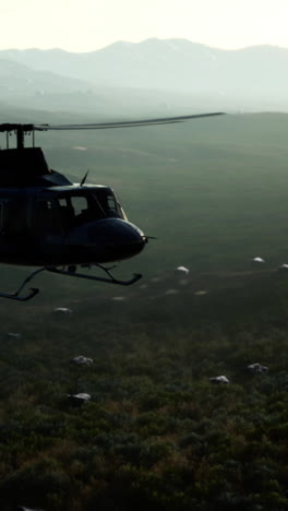 helicóptero volando sobre un paisaje montañoso