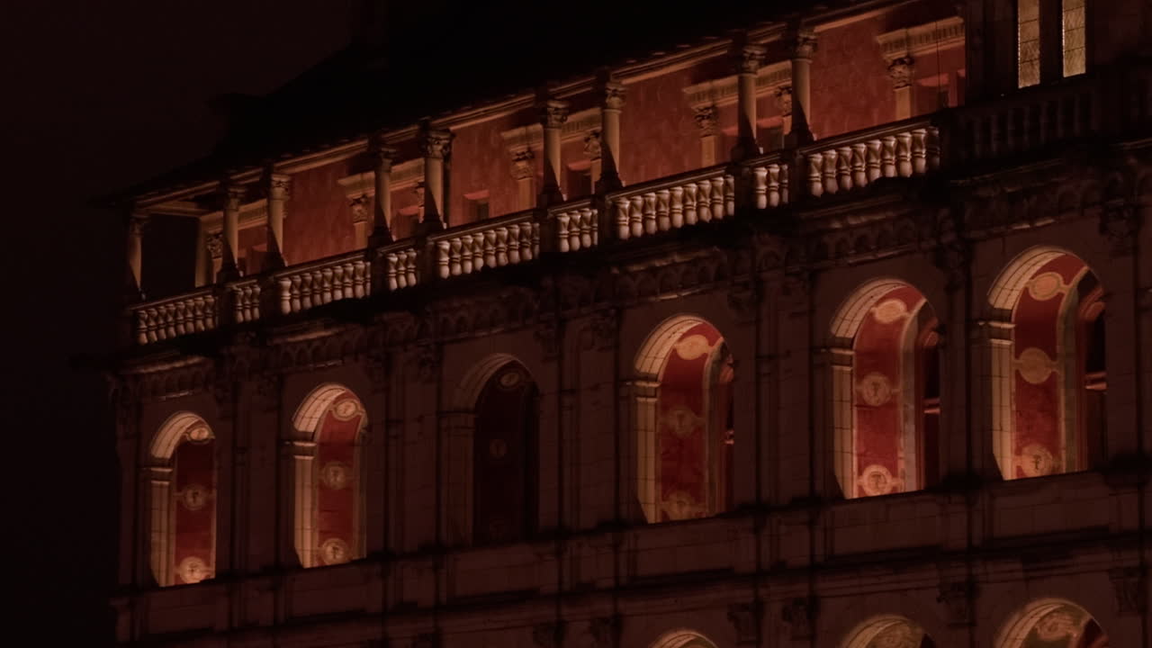 una majestuosa fachada iluminada del castillo real de blois, francia, por la noche